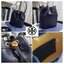 Tory burch monogram leather bucket bag ดีไซน์สวยงามตามแบบฉบับของแบรนด์แล้ว ที่ทำจากวัสดุหนังแท้ ตัวกระเป๋าอยู่ทรงสวยมีลายแบรนด์สวยหรู ใช้รูดเปิดปิด ภายในบุผ้าอย่างดี มีช่องเล็กหนึ่งช่อง ใส่ของได้หลากหลายขนาดกำลังดี ที่นอกจากจะได้เรื่องดีไซน์สวยงาม