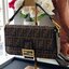 พรีเมี่ยมกิ๊ฟแท้ 100% 】หนังแท้ FENDI Baguette Shoulder Bag Brown fabric จุของได้เยอะมากก ลายซิกเนเจอร์ สวยงามน่าใช้ค่าา