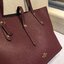 COACH MARKET TOTE กระเป๋าถือใบใหญ่ทรง TOTE ทรงกระเป๋าสวยหรู กระเป๋าใบใหญ่ใส่ของได้เยอะ Tote bag อีกหนึ่งรุ่นฮิต ให้พื้นที่จุของกว้างขวาง เชื่อว่าต้องเคยผ่านตาสาว ๆ มาก่อนแน่นอนค่ะ เพราะเป็นกระเป๋าที่ใช้งานง่าย สะพายไหล่ไปได้ทุกที่ ทุกโอกาส ด้วยขนาดของกระเ