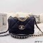 CHANEL 19 Handbag Flap Bag กระเป๋าสะพายรุ่นในตำนานที่เป็นลูกรักของสาวๆ ไปแล้ว คลาสสิกที่สุด ให้ลุคลูกคุณมั๊กมากกก งานหนังเรียบสวย หนังมีกลิ่นหอมฟุ้งตั้งแต่เปิดกล่อง หรูหราแบบไม่ต้องพูดเยอะ