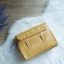 กระเป๋าหนังสุดน่ารักลายตาราง GUESS ELLIANA QUILTED CONVERTIBLE CROSSBODY BELT BAG มาพร้อมสายสะพาย 2 เส้น สำหรับคาดเอว/อก 1 เส้น และสะพายข้างเป็นหนังต่อโซ่อีก 1 เส้น ด้านหน้าติดโลโก้แบรนด์ เปิดปิดด้วยกระดุม ด้านในมีช่องเสียบบัตร 3 ช่อง สามารถใส่มือถือ เครื