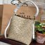 COACH SMALL TOWN BUCKET BAG IN SIGNATURE สำหรับสาวแฟชั่นที่ชอบรายละเอียดชิคๆ ดีไซน์สุดเก๋ แนะนำเลยสำหรับกระเป๋าทรงบักเก็ตใบนี้ เชื่อว่าสาว ๆ หลายคนชื่นชอบ เป็นไอเทมที่สามารถแมทช์ได้กับเสื้อหลากหลายสไตล์ บรรจุของได้เยอะโดยที่กระเป๋าไม่เสียทรง แบ่งช่องใช้งา