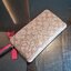COACH F54057 DOUBLE ZIP WALLET IN SIGNATURE กระเป๋าคล้องมือ size L ใบนี้ใส่มือถือได้ทุกรุ่น ขนาดกำลังดี พกพาสะดวกมากๆ วัสดุหนังสังเคราะห์ ภายในเป็นผ้าสีสวยคม ใส่ธนบัตร ใส่บัตรได้เยอะ ใส่มือถือได้สบายๆทุกรุ่น ตอบโจทย์สาวๆที่ไม่ชอบพกเยอะวุ่นวายจ้า ใบนี้เอาอ