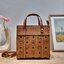 M.C.M Aren Top-Zip Shopper in Visetos Leather Mix ใหม่ก่อนใครไม่ต้องรอพรี กับคอลเลคชั่นล่าสุด ยังไม่เข้าช็อปไทย กระเป๋าถือ/สะพายข้าง ขนากกำลังดี รูปทรงยูนิเซ็กส์ ที่สามารถใช้ได้ทั้งหนุ่มๆและสาวๆ วัสดุหนังแคนวาสสลับหนังแท้ ปากกระเป๋ามีซิปรูดกันของหล่น รูดใ