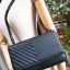 VICTORIA'S SECRET Quilted Chain Crossbody Sling Bag กระเป๋าสะพายรุ่นใหม่ล่าสุดจาก Victoria's Secret วัสดุหนังแกะสังเคราะห์ชึ้นลายริ้วหนังสวยอยู่ทรงไม่ย้วยดีไซน์สุดหรูคุณหนูไฮโซ เปิดปิดด้วยฝาปิดกระดุมแม่เหล็ก ภายในมีโลโก้และช่องใส่ของ ใส่กระเป๋าส
