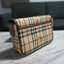 BURBERRY MESSENGER VINTAGE BAG VIP GIFT WITH PURCHASE (GWP) พรีเมี่ยมกิ๊ฟ Limited Edition จาก BURBERRY วัสดุหนังทั้งใบลายวินเทจ ตกแต่งคาดเข็มขัดด้านหน้า เปิดปิดด้วยกระดุมแม่เหล็ก ภายในมีช่องใส่ของโล่งกว้าง สามารถใส่มือถือ ipad mini ของจุกจิกได้ อะไหล่แบรน