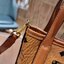 M.C.M ESSENTIAL CROSSBODY BAG ไอเท็มสุดคิ้วท์ ไซส์น่ารักน่าใช้ ไม่ธรรมดาตรงที่ ดีไซน์ออกมาเป็น unisex ใช้ได้ทั้งชายและหญิง