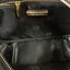 Tory Burch KIRA CHEVRON SMALL CAMERA BAG รุ่น Kira Chevron Small Camera Bag ตอบโจทย์คุณสาวๆ ได้อย่างละมุ่น สวยมาแต่ไกล ลุคหรูดูมีสไตล์ ดีไซน์เรียบหรู แต่ดูไฮไม่เบา..เพิ่มลวดลายด้วยการเย็บเย็บบนหนังเป็นลายเส้น (Chevron) ตกแต่งสายสะพายด้วยพู่ห้อยเกร๋ๆ สายยา
