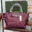 Longchamp LE PLIAGE NÉO TOP HANDLE BAG อีกหนึ่งรุ่นยอดนิยม ที่สาวๆ ต้องมีไว้เก็บไว้สักใบ กระเป๋าโท้ทใบนี้ มาพร้อมกับสีที่มีสไตล์เรียบง่าย มีสายสะพายยาวปรับสั้นยาวได้ช่วยให้คุณสามารถสะพายไหล่ได้อย่างสบาย ในตัวสายปักโลโก้อันเป็นสัญลักษณ์ ในขณะที่ที่ปิดแบบซิ