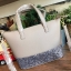 Kate Spade INA Greta Court Glitter Crossbody กระเป๋าถือหรือสะพายใบเล็ก วัสดุหนัง Saffiano สวยหรู ด้านหน้าประดับโลโก้สีทองสวย ก้นกระเป๋ามีดีเทลด้วยGlitter วิ้งๆดูหรู ภายในมีช่องซิปและช่องเล็ก สามารถใส่ ipad mini กระเป๋าสตางค์ใบยาวและของจุกจิกได้เยอะ มีหมุด
