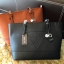 Guess Saffiano Shopping Bag กระเป๋าถือและคล้องบ่าทรงช้อปปิ้งใบใหญ่ หนังSaffiano ใส่เอกสารขนาด A4 ได้ จุของได้เยอะ ด้านหน้าสลักแบรนด์หนังลายนูนพร้อมประดับtagสายหนังถอดออกได้ เปิดปิดด้วยซิปเดียวด้านบน ภายในบุผ้าติดโลโก้ มีช่องเล็กและข่องใส่โทรศัพท์ เรียบง่า