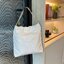 CHANEL 22 LEATHER HANDBAG พร้อมส่ง 2 สี ทรงยอดฮิตในปี 2023 กระเป๋าหิ้วหรือคล้องไหล่ได้ หนังอย่างดี หนังนิ่มมากๆ ยืดยุ่นได้ดีมีความทนทาน