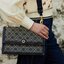 Tory burch t monogram jacquard shoulder bag คอลเลคชั่น T Monogram สำหรับคอลเลคชั่นฤดูใบไม้ผลิ 2021 เราสร้างสรรค์ลายโมโนแกรมที่ได้รับแรงบันดาลใจมาจากลวดลายการถักทอผ้าห่มของชาว Pennsylvania Dutch แบบดั้งเดิม เป็นการเฉลิมฉลองโลโก้สุดไอคอนนิคของแบรนด์ โดดเด่น