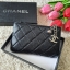 รุ่นที่ใครหลายคนรอคอย ❤️💚 CHANE VIP GIFT PURSE BAG กระเป๋าคล้องมือทรงมินิ จากงาน VIP GIFT แบรนด์ดังอย่าง CHANEL วัสดุหนัง PREMIUM PU สุดหรูเปิดปิดด้วยที่จับซิป LOGO อะไหล่เงิน ประดับโลโก้ ด้านในมีช่องใส่บัตรได้อีก3ช่อง มาพร้อมที่ใส่พวงกุญแจ