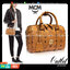 M.C.M ESSENTIAL BOSTON BAG IN VISETOS กระเป๋าถือ/สะพายข้าง ทรงหมอน สวยโดดเด่น ทรงสวยยอดนิยม มาพร้อมพวงหนังห้อย และสายรัดเก็บหูจับ วัสดุหนังแคนวาสคุณภาพดี เปิด-ปิดด้วยซิป ภายในเป็นหนังกลับ โล่งกว้าง ใส่ของได้เยอะ กระเป๋าสตางค์ โทรศัพท์ ของจุกจิกต่างๆ สบาย!