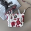 GUESS MINI CROSS BODY BAG กระเป๋าถือหรือสะพายรุ่นฮิตจาก GUESS FACTORY วัสดุ Saffiano PVC คุณภาพดี นิ่ม น้ำหนักเบา ด้านหน้าประดับด้วยโลโก้แบรนด์สุดหรู เปิดปิดกระเป๋าด้วยซิปสะดวกใช้ ด้านในโล่งกว้าง ซับในลายแบรนด์ สายสะพายยาวปรับได้ฟรีไซร์ ยาวสุด57cm. หูหิ้ว