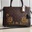 COACH ZOE CARRYALL IN SIGNATURE CANVAS เดอะเบสท์แห่งปี ต้องยกให้พี่คนสวยใบนี้เลย!! รุ่นที่สาวๆตามหา หายากอีกหนึ่ง กระเป๋าถือ/สะพายทรงสวย คลาสสิค ใบใหญ่จุคุ้ม มีดีเทลน่ารักๆที่แม่กุญแจ สามารถล็อคหัวซิปได้ กุญแจซ่อนในพวงหนังห้อยก็น่ารักไปอีก ภายในโล่งกว้าง 
