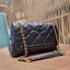 TORY BURCH FLEMING SOFT CONVERTIBLE SHOULDER BAG รุ่นหายากที่สาวๆตามหา มาพร้อมเสิร์ฟความสวยถึงบ้านไปเลยจ้า รอบนี้คัดสีสวยๆมาให้ได้ช้อปกันอย่างจุใจไปเลย กระเป๋าสะพายไหล่ หนังแท้นิ่มเต็มใบ สวยหรูดูแพง เปิด-ปิดด้วยตัวกดล็อคแน่นหนา สายสะพายในตัวปรับใช้ได้ 2 แ