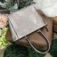 GUESS SINGNATURE SHOPPER BAG (SIZE L) New in! กระเป๋าสะพายnรง tote ขนาดกำลังดี pu. ลายแบรนด์รอบใบ น้ำหนักเบา ภายในแบ่งช่อง เป็นสัดส่วน จุได้เยอะ ใ่ A4 ของใช้ได้เยอะ มีช่องซิป และช่องเล็กค่ะ