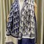 CHRISTIEN DIOR PARIS VINTAGE SILK SCARF สุดเอ็คเซ็คคลูทีฟกับแบรนด์ดังจากปารีส ด้วยงานพรีเมี่ยมกิ้ฟ ส่งมอบความรู้สึกดีๆให้กับคนที่คุณรัก ในรูปแบบผ้าพันคอและผ้าคุมไหล่ผืนใหญ่ให้ความอบอุ่น ถักทอด้วยผ้าcashmereลายวินเทจ มาพร้อมกล่องแบรนด์และถุงกระดาษกลายเป็นข