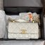 CHANEL 22 Double gold ball bag กระเป๋าสะพายสุดหรูรูปทรงคลาสสิกตลอดกาลไม่มีเอาท์ เพิ่มกิมมิกด้วยลูกบอลสีทองห้อย 2 ข้างปลายสายสะพาย เพิ่มความน่ารักโดดเด่น ดูแพง ผู้ดีคุณหนูลูกคุณมากๆ