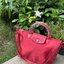 8สี พร้อมส่ง Longchamp LE PLIAGE NÉO TOP HANDLE BAG (medium size) อีกหนึ่งรุ่นยอดนิยม ที่สาวๆ ต้องมีไว้เก็บไว้สักใบ กระเป๋าโท้ทใบนี้ มาพร้อมกับสีที่มีสไตล์เรียบง่าย มีสายสะพายยาวปรับสั้นยาวได้ช่วยให้คุณสามารถสะพายไหล่ได้อย่างสบาย ในตัวสายปักโลโก้อันเป็นสั