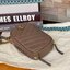 OUTTLET 】Tory burch kira chevron n/s crossbody bag กระเป๋าสำหรับใส่มือถือหรือของจุกจิกต่างๆ ได้กลายมาเป็นแฟชั่นสุดร้อนแรงแห่งปี คอลเลคชั่นนี้ออกมาเพื่อเอาใจสาวๆโดยเฉพาะ สีสันสุภาพเพื่อให้แมทช์กับสีสันของเสื้อผ้า ได้ง่าย ภายในยังสามารถแบ่งสันปันส่วนไว้สำหร