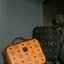 M.C.M KLASSIK CROSSBODY BOX BAG ไอเท็มขวัญใจเซเลปอีกหนึ่ง!! กระเป๋าสะพายครอสบอดี้ดีไซน์ทรงกล่อง ด้วยรูปลักษณ์ที่มีสไตล์ สามารถใช้กับลุคแคชชวล หรือลุคไหนๆก็ทำให้ดูโดดเด่นขึ้นมาได้ วัสดุหนังแคนวาสคุณภาพดี เปิด-ปิดด้วยซิป มีช่องหลัก 2 ช่อง มาพร้อมสายสะ