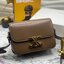 CELINE TRIOMPHE CROSSBODY BAG / CELINE TEEN ดีไซน์ยอดนิยมสไตล์ LISA ทรงสี่เหลี่ยมหนังสวยหรูอยู่ทรงเปิดปิดด้วยฝาปิดโลโก้แบรนด์อะไหล่ทอง ภายในมีช่องหลัก ช่องย่อย และช่องซิป สามารถใส่มือถือของใช้จุกจิกได้เยอะ มาพร้อมสายสะพายหนังยาวปรับระดับได้ จะสะพายไหล่ CR