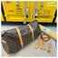 LV Keepall Bandoulière 45 Monogram Canvas กระเป๋าเดินทางสุดคลาสสิค ไอเท็มที่จะทำให้การเดินทางไม่ธรรมดาอีกต่อไป ด้วยดีเทลความเป็นเอกลักษณ์ พิมพ์ลายโมโนแกรมคมชัด ดีไซน์เรียบหรู