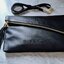 Givenchy Parfums Black Leather Clutch Gift With Purchasd From Givenchy Counter (GWP) กระเป๋าสะพายหนังนิ่มเรียบสีดำเเบบสวยดูดี เปิดปิดด้วยซิปอะไหล่ทอง หัวซิปประดับพู่ ด้านหน้ามีโลโก้ ภายในมีช่องเล็ก รุ่นนี้ใส่ ipad กระเป๋าสตางค์ มือถือ ของจุกจิกได้เยอะ ซับ