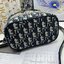 18cm Small DiorTravel Vanity Case กระเป๋าใส่เครื่องสำอาง มาพร้อมกับลวดลาย Oblique ปักอย่างประณีตและประดับด้วยสัญลักษณ์ Christian Dior Paris มาพร้อมสายสะพายและหูจับในตัว ปรับเปลี่ยนใช้งานได้ตามสไตล์