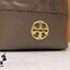 TORY BURCH WILLA MINI BUCKET BAG สุดปัง กระเป๋าสะพายทรงบัคเก็ต สวยผู้ดี โดดเด่นด้วยโลโก้สีทองดูหรู อัพลุคผู้ดี๊ผู้ดี วัสดุหนังแท้ ดีไซน์บุนวม เส้นคมดีเทลหรู เปิด-ปิดหนังรูดปากกระเป๋า มีหูหิ้วในตัว คล้องแขนเก๋ๆ ภายในเป็นช่องโล่ง มีช่องย่อย ใส่ของสำคัญจุกจิ