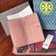 ของแท้ 💯% 】Tory burch kira chevron medium slim wallet กระเป๋าสตางค์หนังแกะขนาดmedium size การตัดเย็บหนังแกะแสนนุ่มแบบลายบุสองชั้น สัมผัสนุ่มควบคู่กับดีไซน์อันเป็นเอกลักษณ์ ดูแพงด้วยโลโก้ด้านหน้าสีทองสวยหรู