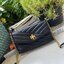 ของแท้ 💯% 】Tory Burch Kira Chevron Chain Wallet Bag เน้นความเรียบหรูดูแพง ต้องยกให้รุ่นนี้ ซึ่งมีขนาดกะทัดรัด ให้ลุคสาวมั่น Active ดูทะมัดทะแมง เหมาะสะพายในวันลำลอง และด้วยความที่เป็นแบรนด์ของทอรี่