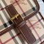 BURBERRY MESSENGER VINTAGE BAG VIP GIFT WITH PURCHASE (GWP) พรีเมี่ยมกิ๊ฟ Limited Edition จาก BURBERRY วัสดุหนังทั้งใบลายวินเทจ ตกแต่งคาดเข็มขัดด้านหน้า เปิดปิดด้วยกระดุมแม่เหล็ก ภายในมีช่องใส่ของโล่งกว้าง สามารถใส่มือถือ ipad mini ของจุกจิกได้ อะไหล่แบรน