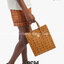 M.C.M Klassik Tote in Visetos พร้อมส่งที่ไทย กระเป๋าโท้ท ดีไซน์คลาสสิค ใช้ได้ในทุกโอกาส สะพายไปเรียน ไปทำงาน เหมาะทุกลุค มาพร้อมสายสะพายข้าง ไม่ใช้ก็ถอดออกถือช้อปปิ้งเก๋ๆได้ ด้านหน้ามีห่วงสำหรับห้อยพวงกุญแจสวยๆได้ วัสดุหนังแคนวาสคุณภาพดี ปากกระเป๋าม