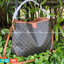Celine Triomphe Large Shoulder Bag กระเป๋าสะพายรุ่นนี้ก็เป็นอีกหนึ่งใบที่คุ้มค่าคุ้มราคามากสำหรับสาวๆที่ชอบพกพาสิ่งของเยอะ เพราะมีฐานที่ขนาดกว้างเลยทีเดียว ด้วยดีไซน์กึ่งทางการ กึ่งลำลอง จึงใช้งานได้หลายโอกาส ลายtriompheที่โดดเด่นเป็นเอกลักษณ์ หรูหราดูแพง