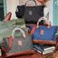 LONGCHAMP BOXFORD TRAVEL BAG M กระเป๋าเดินทางขนาดกลาง มาพร้อมสายสะพายที่สามารถถอดได้ ให้คุณเลือกสะพายไหล่หรือถือได้ มีซิปรูดเปิดปิดกระเป๋าที่ให้คุณมั่นใจได้ว่าคุณจัดเก็บไอเท็มของคุณได้อย่างมิดชิด บ็อคฟอร์ด (BOXFORD) สะท้อนความเป็นเอกลักษณ์ของแบรนด์ที่เปี่