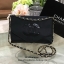 Chanel Envelope Cosmetic Bag With Chain VIP Gift With Purchase (GWP) VIP. gift แท้จาก Chanel Cosmetic Counter ดีไซน์รูปซองจดหมาย วัสดุ Nylon & Polyester 100% อยู่ทรงสวยอด้านหน้า ประดับโลโก้แบรนด์วิ๊งๆ สวยหรูดูดี เปิดปิดด้วยฝาปิด พร้อมซิปแบรนด์อะไหล่ทอง ซั