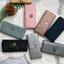 กระเป๋าสตางค์ยาว 3 พับตอน Kipling Brownie long tri-fold wallets กระเป๋าสตางค์ยาวแบบ3พับตอน วัสดุกันน้ำ เปิดปิดด้วยกระดุมแป๊ก มีช่องใส่ธนบัตรหลายช่อง ช่องเสียบการด์ได้ถึง13ช่องลายจุด และใส่รูปภาพได้อีก2ช่อง ช่องซิปใส่เหรียญ ช่องธนบัตร 3 ช่อง ที่จับหัวซิปปั