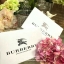 BURBERRY FRAGRANCES WRISTLET Gift With Purchase (GWP) Limited พรีเมี่ยมกิ๊ฟของแท้จากเคาน์เตอร์น้ำหอม BURBERRY วัสดุหนังเรียบลาย Signature คลาสสิคประดับโลโก้ มาพร้อมสายคล้องมือ เปิดปิดด้วยซิปภายในมีโลโก้ มีช่องใส่บัตร ใส่แบงก์พัน บัตร เครื่องสำอางค์ ใส่มือ