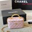 CHANEL Vanity Top Handle Bag / Chanel makeup bag กระเป๋าใส่เครื่องสำอางค์สวยหรู น่ารักลูกคุณหนูต้องยกให้ใบนี้เลยค่า น้องโดดเด่นที่หูจับโซ่สีทองสวยเงางาม ด้านในกว้างขวาง จะใช้เองหรือเป็นของขวัญ ของฝาก แนะนำรุ่นนี้เลยค่ะ!