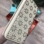 KATE SPADE NEW YORK WOMEN'S ZIPS WALLET New arrival ! กระเป๋าสตางค์ใบยาวหนัง Saffiano ฉลุลายดอกไม้ดูมีดีเทล ด้านหน้าประดับโลโก้แบรนด์ อะไหล่ทอง เปิดปิดด้วยซิป ภายในมีช่องซิป ช่องใส่ธนบัตร และช่องใส่บัตรหลายช่อง ใส่เหรียญ บัตร แบงก์พันมือถือ iphone ได