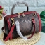 COACH ZOE BARREL SATCHEL IN SIGNATURE BAG กระเป๋าถือ/สะพายข้าง วัสดุหนังแกะแท้อย่างดี ลาย C ทั้งใบ ด้านหน้าห้อยอะไหล่กุญแจแบรนด์+พวงหนังแบรนด์ เพิ่มความหรู เปิดปิดกระเป๋าแบบซิปคู่ ภายในกว้างใส่ของได้จุ มีช่องโล่งใส่ของจุกจิกให้ ซับในบุผ้ากึ่งกำมะหยี่อย่าง