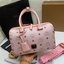 M.C.M ESSENTIAL BOSTON BAG IN VISETOS Small 23 Handbag มาพร้อมสายสปอร์ต กระเป๋าถือ/สะพายข้าง ทรงหมอน สวยโดดเด่น ทรงสวยยอดนิยม มาพร้อมพวงหนังห้อย และสายรัดเก็บหูจับ วัสดุหนังแคนวาสคุณภาพดี เปิด-ปิดด้วยซิป ภายในโล่งกว้าง ใส่ของได้เยอะ กระเป๋าสตางค์ โทรศัพท์
