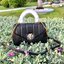 TORY BURCH KIRA QUILTED SMALL BAG พร้อมส่งที่ไทย ไม่ผิดหวังแน่นอนค่ะ! กระเป๋าหิ้วหรือสะพายข้างได้ วัสดุหนังแกะแท้ทั้งใบ ((หนังแกะจะมีคุณภาพดีเงานิ่มและแพงกว่าหนังวัวจ้า)) หนังนิ่มสวยงามมากๆค่ะ เปิดปิดกระเป๋าแบบหมุนล็อคแบบโลโก้แบรนด์ ใช้อะไหล่คลาสสิคดูหรูเ