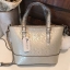GUESS MINI CROSS BODY BAG กระเป๋าถือหรือสะพายรุ่นฮิตและขายดีที่สุดจาก GUESS FACTORY วัสดุหนังแก้วเงาสวยอยู่ทรง น้ำหนักเบา ด้านหน้าประดับด้วยโลโก้แบรนด์สุดหรูพร้อมปอมๆห้อยที่หูกระเป๋าถอดเเยกใช้ได้ เปิดปิดกระเป๋าด้วยซิปสะดวกใช้ ด้านในโล่งกว้างมีช่องซิปและช่