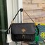 ของแท้ 💯% Tory Burch logo patch satchel bag อีกหนึ่งแบรนด์ดังจากนิวยอร์ก ที่เหล่าดาราเซเลปใช้กันทั่วโลก ด้วยดีไซน์ที่เป็นเอกลักษณ์ เข้ากับยุคสมัย วัสดุ Nylon waterproof ที่แข็งแรงและทนทาน