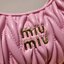 MIU MIU WANDER MATELASSÉ MINI HOBO BAG ไอเท็มสับๆอีกหนึ่ง ที่ต้องมีใช้ได้แล้ว กับกระเป๋าถือ/สะพาย ทรงโฮโบ คิ้วท์สุด ปังสุด ตัวแม่ อินฟลู ดาราเค้าใช้กันเพียบ สีสดใสได้ลุคลูกคุณ หรูหราด้วยดีไซน์เอกลักษณ์ หูจับในตัว ถือแบบเลิศๆ